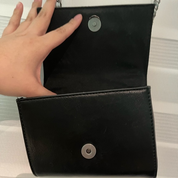 Black Flap Chain Crossbody Bag from Forever 21 - Picture 3 of 6